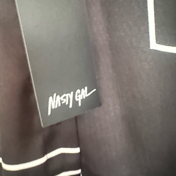 Nasty Gal Black and White Geometric satin Blouse - Picture 9 of 10